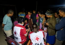 Meski Gelap, Tim Medis PMI Tetap Berikan Layanan Kesehatan