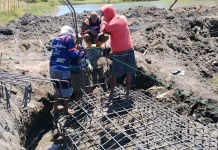 TNI dan Warga Gowa Bangun Jembatan Beton di Salajangki