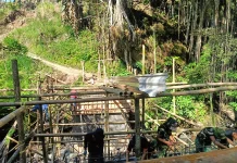 TNI dan Warga Gowa Gotong Royong Bangun Jembatan Ere Pucca