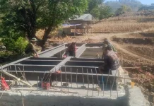 Sinergi TNI Warga Pacu Jembatan Badenglolo Gowa