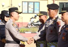 Apresiasi Dedikasi Personel, Kapolres Maros Serahkan Penghargaan