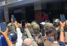 Ratusan Warga Menyeruduk Kantor Bupati Gowa, Menuntut Bupati Mundur