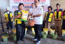 Puluhan Petugas Kebersihan Pasar Terima Sembako, Bentuk Apresiasi Perumda Pasar