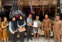 Kemenkum Sulsel Serahkan 3 Surat Pencatatan Ciptaan Jenis Ukiran di Toraja