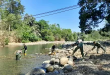 TNI dan Warga Percepat Pembangunan Jembatan Buakkang