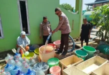 Air Sulit Didapat, Polsek Lau Hadir Bawa 5.500 Liter Air Bersih