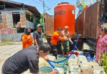 BPBD Makassar Salurkan 4.500 Liter Air Bersih ke Warga Camba Berua