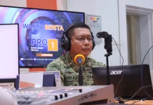 Sang Jendral TNI AL Baca Berita di RRI Makassar