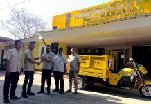DLH Makassar Hibahkan Motor Tiga Roda untuk Pasar Senggol
