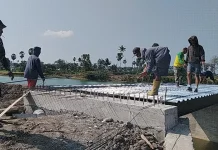 Gotong Royong TNI dan Warga, Jembatan Pabbundukang Capai 71 Persen