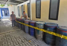 Diduga Ditimbun, Polres Selayar Amankan 13 Drum Solar di Bontoharu