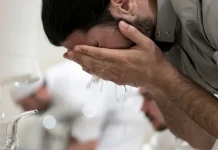 Temukan Najis Seusai Salat, Haruskah Diulang? Ini Penjelasannya