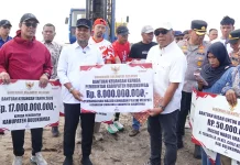 Gubernur Sulsel Serahkan Bantuan untuk Masjid Terapung Pantai Merpati Bulukumba