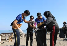 Jelang Edu Run Tourism, Poltekpar Makassar Bersihkan Empat Kawasan Pantai