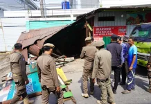 Lapak di Gunung Lompo Battang Dibongkar Mandiri setelah 20 Tahun Tempati Fasum