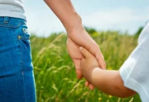 Mengapa Sentuhan Orang Tua Penting bagi Bayi, ini Penjelasannya