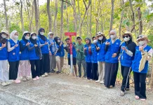 Mahasiswa Unismuh Makassar Pasang Penanda Batas Dusun di Desa Samangki