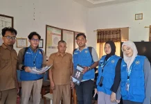 Mahasiswa Unismuh Makassar Salurkan Media Pembelajaran di Tiga Sekolah Maros