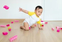 Bayi Suka Melempar Barang? ternyata Bisa Jadi Tanda Perkembangan