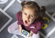 Anak Mulai Tantrum? Coba Pola Dengarkan, Beri Batasan, Lalu Dengarkan Lagi