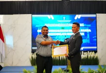 Kakanwil Kemenkum Sulsel Serahkan Penghargaan Pegawai Teladan