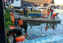 Sampah Kiriman Penuhi Kayu Bangkoa, Kelurahan Bulogading Bergerak Setiap Hari