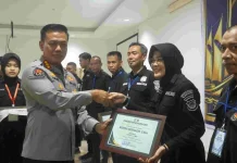 Bidhumas Polda Sulsel Beri Penghargaan kepada Jajaran Humas Berprestasi
