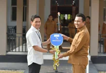 Pemda Lutra Terima Bantuan CSR Motor Sampah dari Bank Sulselbar