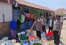 Bantu Warga Terdampak Kemarau, Polsek Wara Salurkan Ribuan Liter Air Bersih