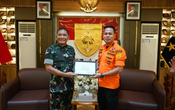 Pangdam XIV/Hasanuddin Terima Penghargaan dari Kabasarnas RI