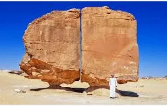 Misteri Batu Terbelah Al Naslaa di Gurun Arab