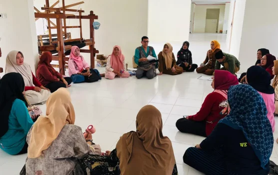 Tingkatkan Daya Saing, Pengrajin Tenun Bira Ikuti Pelatihan Desain