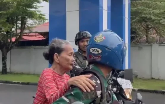 Tersesat Arah Pulang,Anggota TNI AL Bantu Nenek Kebo Kembali Kerumahnya