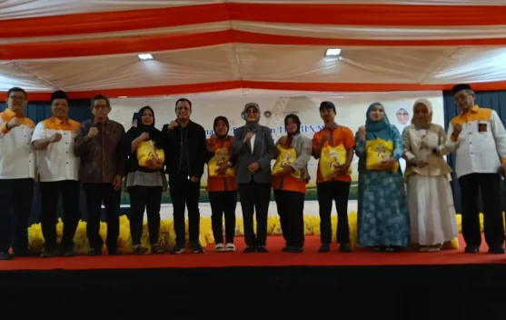 Amaliah Ramadan, IKA UNM Bagikan 1.000 Paket Sembako