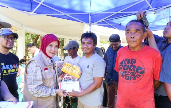 Pemkot Makassar dan IKA Unhas Salurkan 300 Paket Sembako ke Petugas Lapangan