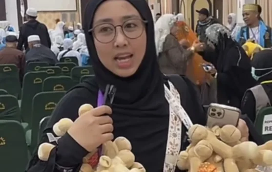 Jemaah Haji Asal Gowa Ini Borong Boneka Unta dan Puji Pelayanan Petugas Haji