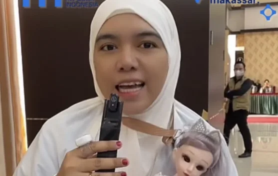 Bukan Boneka Unta, Jamaah Haji Asal Wajo Ini Bawa Boneka Barbie dari Arab Saudi