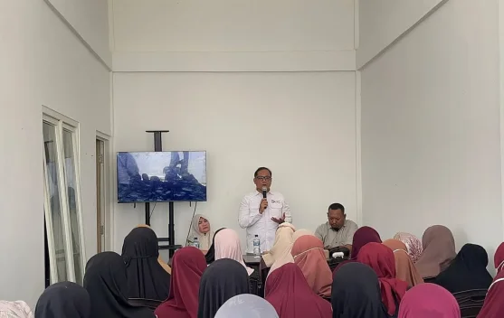 OJK Sulselbar Perkuat Literasi Keuangan Keluarga Nelayan di Sinjai
