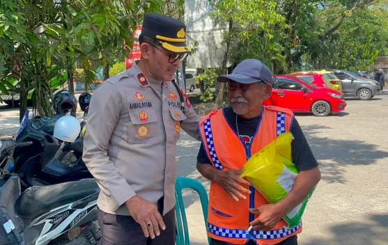 Polres Maros Perkuat Kedekatan dengan Masyarakat Melalui Aksi Berbagi