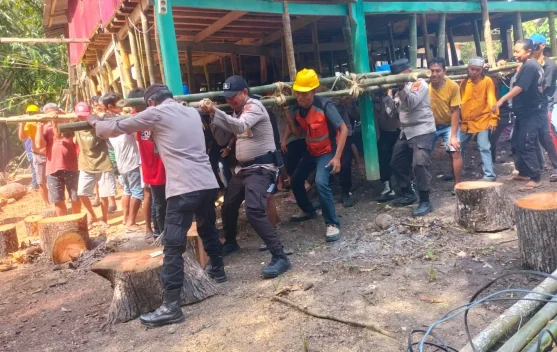 Merawat Warisan Leluhur, Warga dan Polsek Benteng Gotong Rumah Panggung Bersama