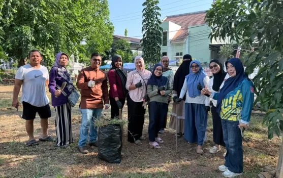 Gotong Royong Orang Tua Siswa Bangun Kebun Sekolah