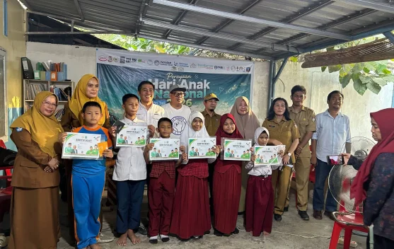 Legislator DPR RI Serahkan Beasiswa PIP pada Anak Keluarga Pemulung