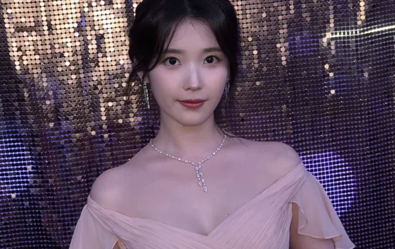 IU Hadiri Blue Dragon Awards, Pertama Kali Muncul usai Hiatus