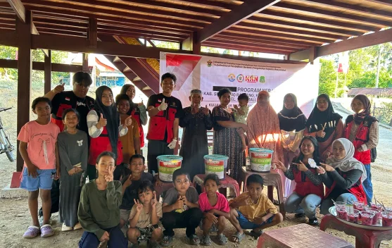 Minimalisir Sampah Organik, Mahasiswa KKN Unhas Latih Warga buat Eco Enzyme