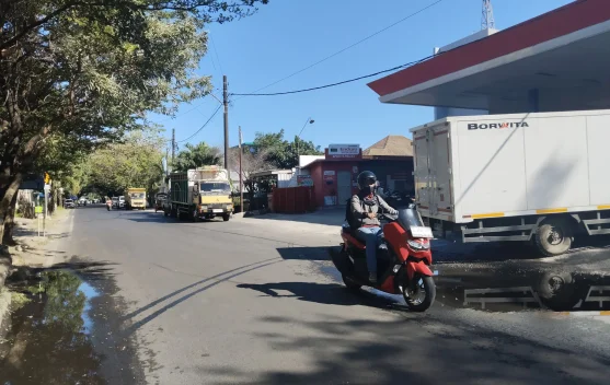 Antrean Panjang Solar Terjadi di SPBU Makassar