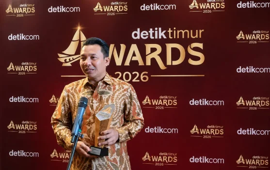 Bupati Lutra Sabet Penghargaan Detiktimur Awards 2026