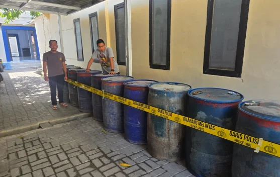 Diduga Ditimbun, Polres Selayar Amankan 13 Drum Solar di Bontoharu