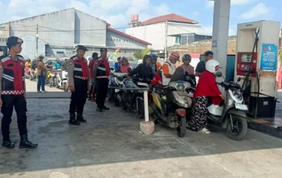 Sejumlah SPBU Masih Terdapat Antrean BBM, Polres Selayar Tetap Lakukan Pengamanan