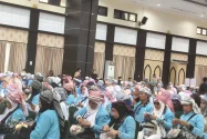 Unik, Jemaah Asal Sulawesi Tenggara Kompok Kenakan Sorban saat Kembali ke Tanah Air