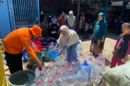 BPBD Makassar Salurkan 5.000 Liter Air ke 23 Titik Kekeringan